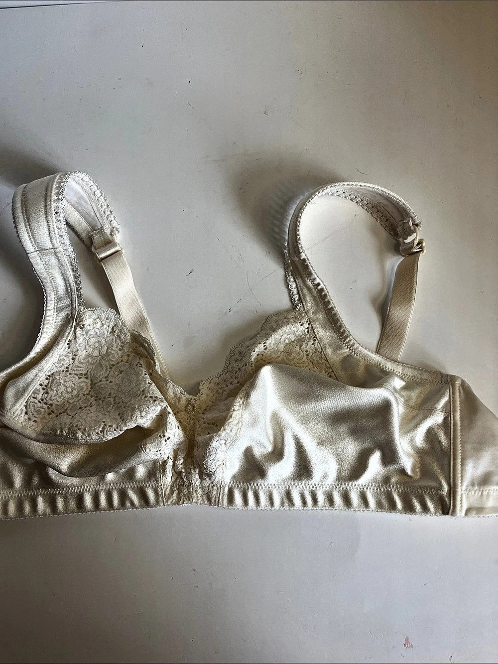 Wonderbra Full Support Cushioned Strap Wireless Bra 44C Lace in Off White